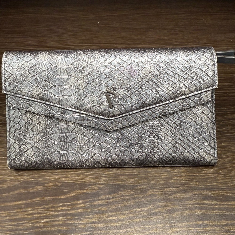 NWOT Simply Vera Vera Wang Silver Snakeskin Clutch